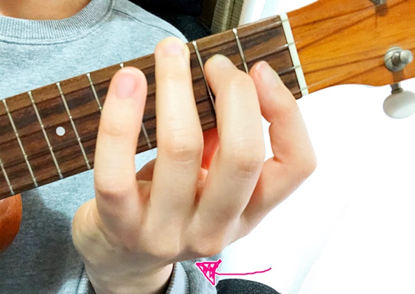 コツは肘 ウクレレのbフラットの押さえ方 画像付き